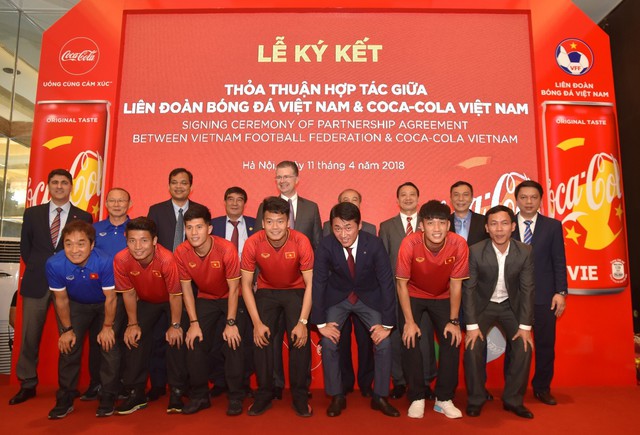 Đón World Cup 2018, Coca-Cola không quên cổ vũ giấc mơ vàng của bóng đá Việt - Ảnh 1.