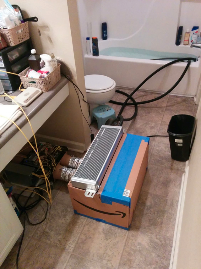 Thanh niên dùng máy đào bitcoin để làm nóng nước bồn tắm, được kết quả ngoài mong đợi - Ảnh 2.
