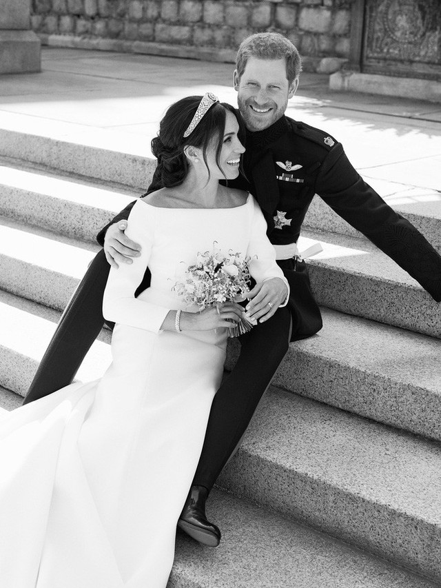 Hoàng gia Anh chính thức công bố ảnh cưới tuyệt đẹp của Hoàng tử Harry và Công nương Meghan - Ảnh 1.