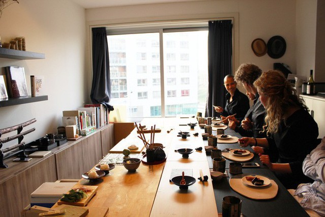 Tự mở nhà hàng Nhật trong phòng kí túc, anh chàng 21 tuổi khiến giới sành ăn ở Amsterdam phải ngỡ ngàng - Ảnh 3.