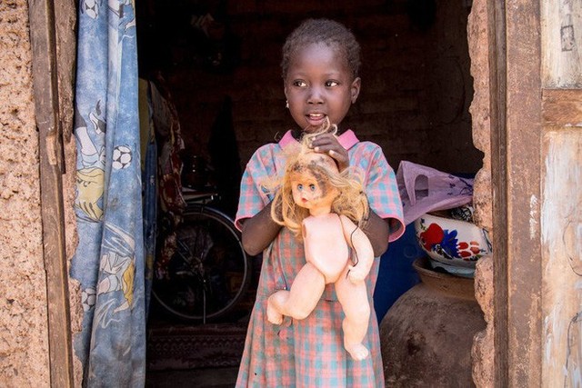  Chùm ảnh: Sự khác biệt về những món đồ chơi của trẻ em nghèo và trẻ em có điều kiện sống tốt khiến ai cũng xót xa - Ảnh 11.