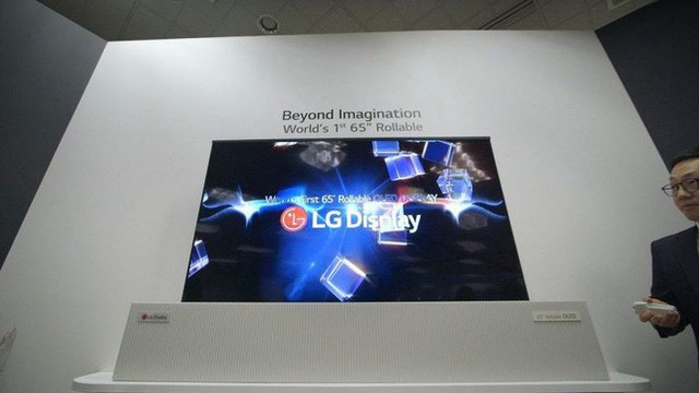 LG lần đầu trình diễn màn hình OLED 77 inch kích thước lớn, có thể cuộn tròn và trong suốt vô cùng độc đáo - Ảnh 1. LG lần đầu trình diễn màn hình OLED 77 inch kích thước lớn, có thể cuộn tròn và trong suốt vô cùng độc đáo - Ảnh 1.