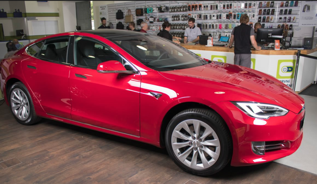 Elon Musk chặn lời các nhà phân tích trong cuộc họp báo cáo thu nhập, cổ phiếu Tesla lao dốc - Ảnh 2.