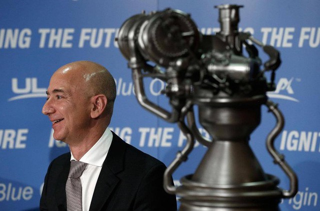 Jeff Bezos chỉ ra kế hoạch thuộc địa hoá mặt trăng, và quả quyết rằng Chúng ta sẽ phải rời bỏ hành tinh này thôi - Ảnh 1.