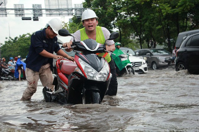 Mới ký hợp đồng thuê máy bơm, đường Nguyễn Hữu Cảnh vẫn thành sông - Ảnh 1.