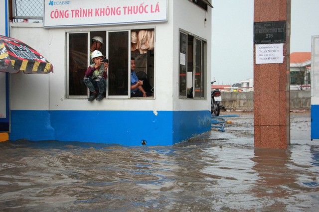 Mới ký hợp đồng thuê máy bơm, đường Nguyễn Hữu Cảnh vẫn thành sông - Ảnh 8.