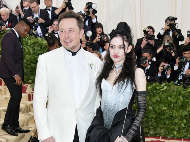 Thả thính như Elon Musk: Nói bông đùa về AI, có luôn bạn gái nhạc công xinh đẹp - Ảnh 1.