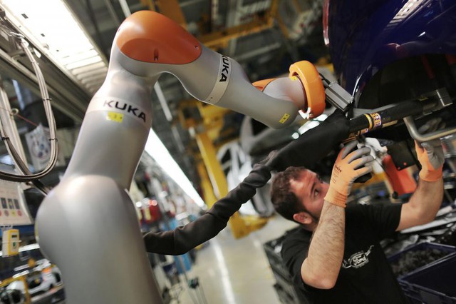 Đây mới là cách mạng 4.0: Tại nhà máy 30.000 robot cùng hoạt động, cứ 50 giây lắp xong 1 xe ô tô - Ảnh 2.