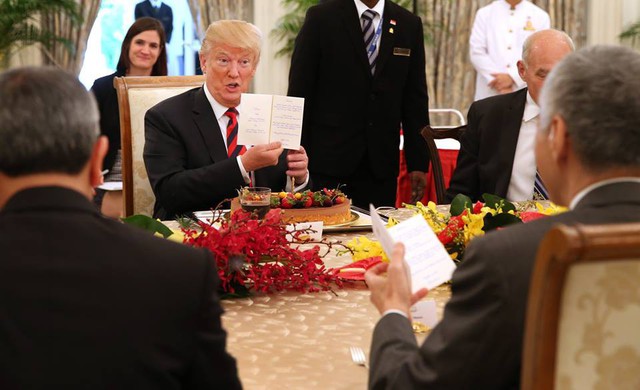 Ông Trump bất ngờ được Thủ tướng Lý Hiển Long tổ chức sinh nhật sớm tại Singapore - Ảnh 3.