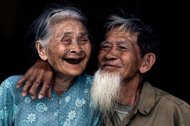 Nhiếp ảnh gia người Pháp chụp bộ ảnh đôi vợ chồng 94 tuổi và phía sau đó là một cổ tích tình già siêu dễ thương ở làng rau Trà Quế - Ảnh 1.