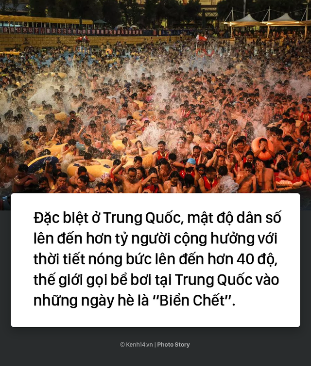 Đến hẹn lại lên: Vừa vào hè, bể bơi ở Trung Quốc đã đông tới mức phải gạt người ra để nhìn thấy nước - Ảnh 2.