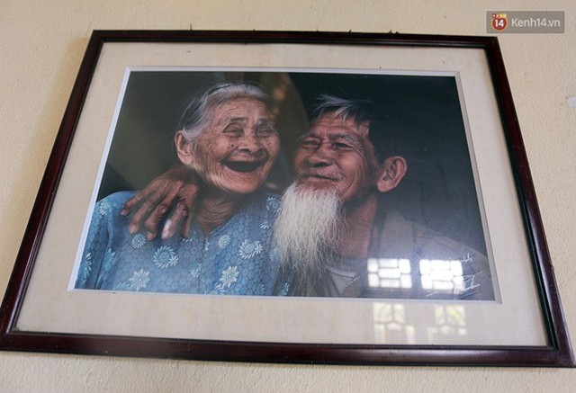 Nhiếp ảnh gia người Pháp chụp bộ ảnh đôi vợ chồng 94 tuổi và phía sau đó là một cổ tích tình già siêu dễ thương ở làng rau Trà Quế - Ảnh 11.