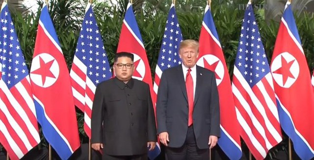 Trực tiếp: Ông Trump và ông Kim đã thực hiện cái bắt tay lịch sử - Ảnh 1.