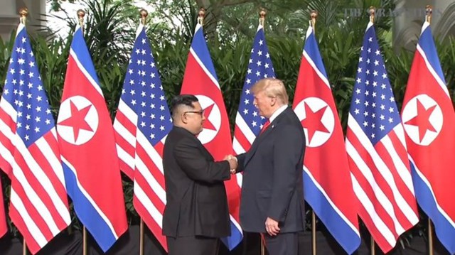 Trực tiếp: Ông Trump và ông Kim đã thực hiện cái bắt tay lịch sử - Ảnh 2.