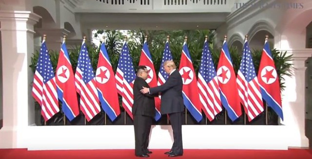 Trực tiếp: Ông Trump và ông Kim đã thực hiện cái bắt tay lịch sử - Ảnh 3.