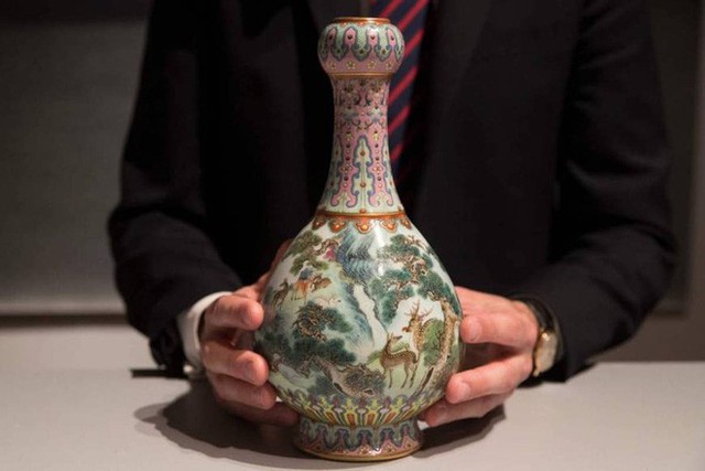 Pháp: Tình cờ tìm thấy bình hoa cũ kỹ trên gác mái, ai ngờ bán đấu giá được 431 tỷ đồng - Ảnh 1.