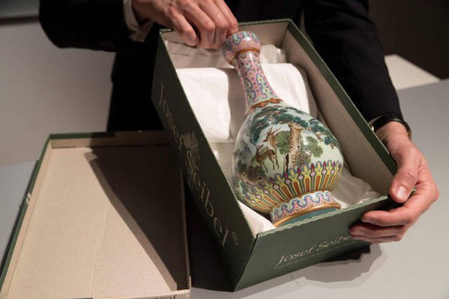 Pháp: Tình cờ tìm thấy bình hoa cũ kỹ trên gác mái, ai ngờ bán đấu giá được 431 tỷ đồng - Ảnh 2.