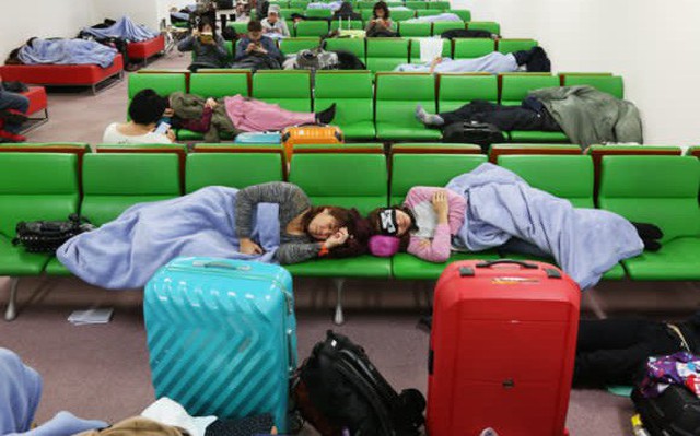 Chi phí quá đắt đỏ, Nhật Bản nghĩ ra cách cung cấp chăn miễn phí ở sân bay, tăng chuyến bus đêm để du khách tiết kiệm tiền ở khách sạn