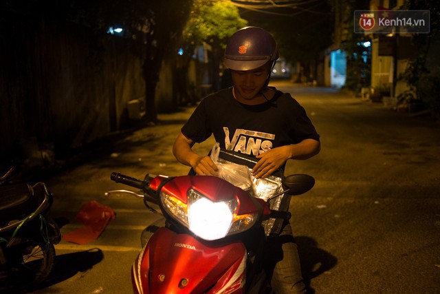 Dịch vụ giao thức ăn đêm ở Sài Gòn tăng cường hoạt động đến gần 3h sáng trong mùa World Cup - Ảnh 1.