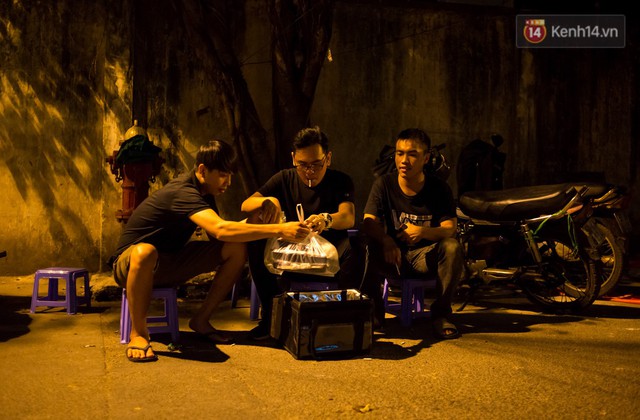 Dịch vụ giao thức ăn đêm ở Sài Gòn tăng cường hoạt động đến gần 3h sáng trong mùa World Cup - Ảnh 2.