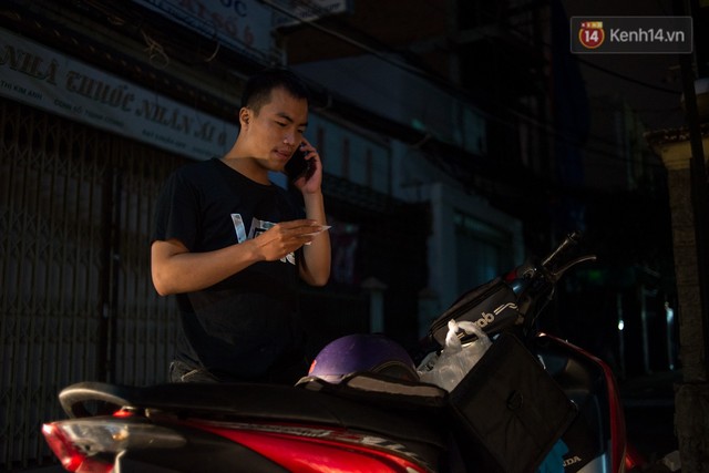 Dịch vụ giao thức ăn đêm ở Sài Gòn tăng cường hoạt động đến gần 3h sáng trong mùa World Cup - Ảnh 13.