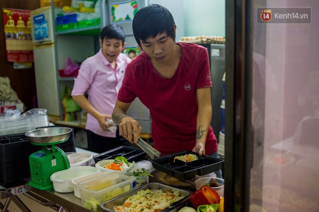 Dịch vụ giao thức ăn đêm ở Sài Gòn tăng cường hoạt động đến gần 3h sáng trong mùa World Cup - Ảnh 6.