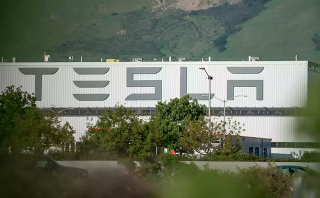 Những cựu nhân viên Tesla chia sẻ sự bàng hoàng khi họ biết là mình đang bị đuổi việc - Ảnh 2.