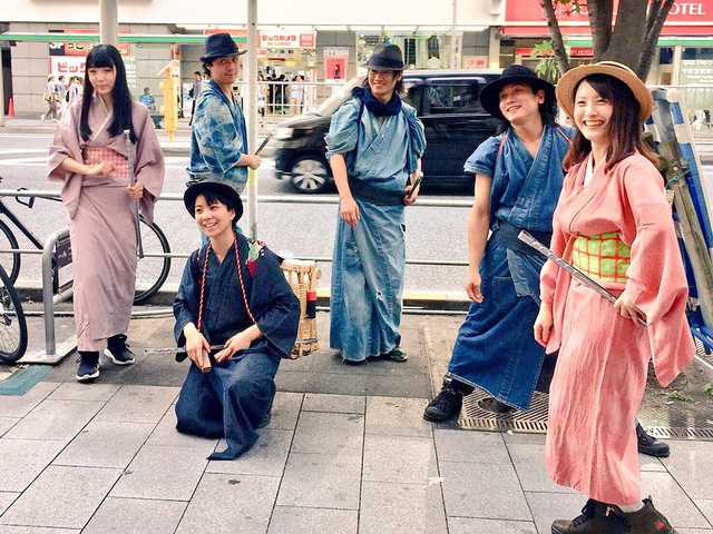 Những chàng Samurai nhặt rác trên đường phố Nhật: Dọn dẹp thì ít múa may thì nhiều nhưng vẫn dễ thương phát ngất! - Ảnh 3.