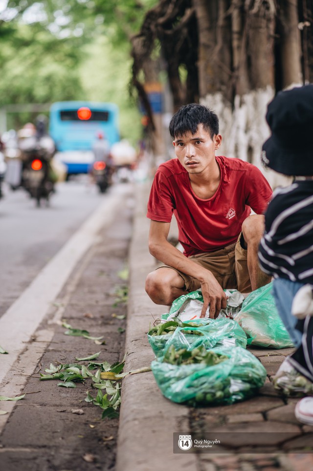 Mùa sấu về trên phố phường Hà Nội: Nhóm thợ đánh giày tranh thủ đổi nghề, kiếm tiền triệu mỗi ngày - Ảnh 11.