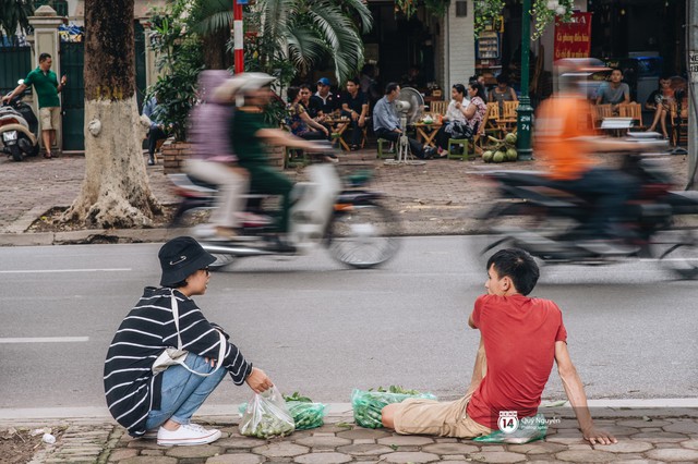 Mùa sấu về trên phố phường Hà Nội: Nhóm thợ đánh giày tranh thủ đổi nghề, kiếm tiền triệu mỗi ngày - Ảnh 12.