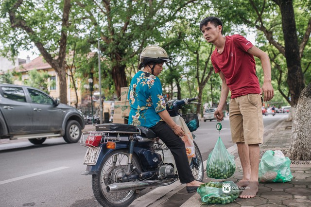 Mùa sấu về trên phố phường Hà Nội: Nhóm thợ đánh giày tranh thủ đổi nghề, kiếm tiền triệu mỗi ngày - Ảnh 13.