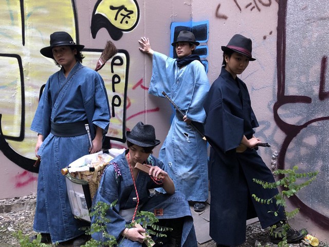 Những chàng Samurai nhặt rác trên đường phố Nhật: Dọn dẹp thì ít múa may thì nhiều nhưng vẫn dễ thương phát ngất! - Ảnh 4.