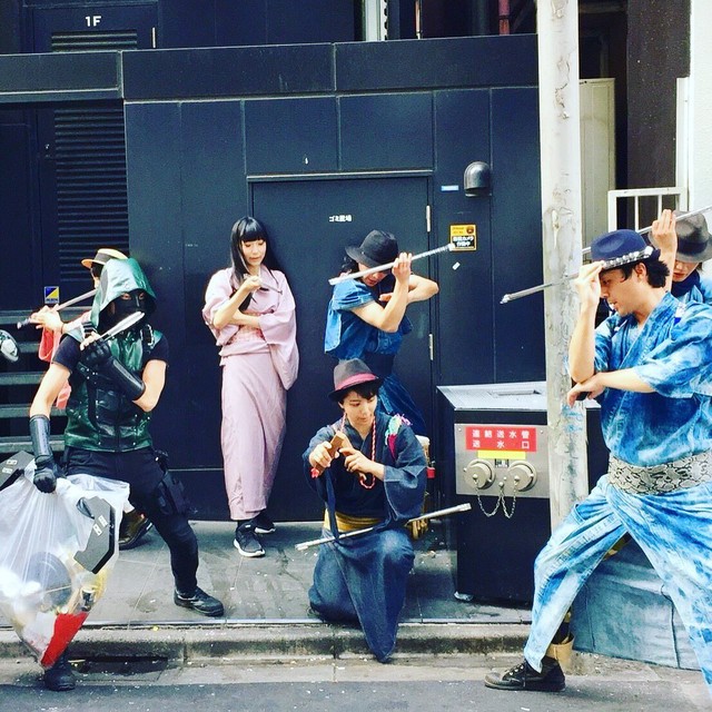 Những chàng Samurai nhặt rác trên đường phố Nhật: Dọn dẹp thì ít múa may thì nhiều nhưng vẫn dễ thương phát ngất! - Ảnh 6.