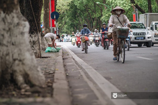Mùa sấu về trên phố phường Hà Nội: Nhóm thợ đánh giày tranh thủ đổi nghề, kiếm tiền triệu mỗi ngày - Ảnh 10.
