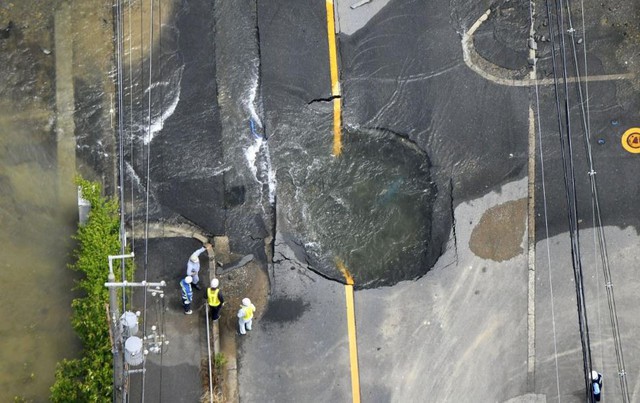 Những hình ảnh kinh hoàng trong vụ động đất khiến 3 người chết và hơn 200 người bị thương ở Osaka, Nhật Bản - Ảnh 2.