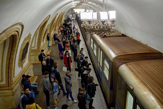 Chùm ảnh: Ngắm nhìn vẻ đẹp nguy nga như cung điện dưới lòng đất của các ga tàu điện ngầm ở Nga - Ảnh 1.