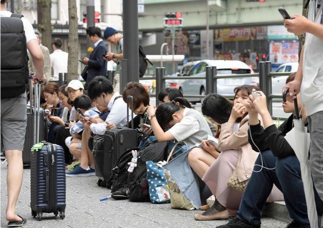 Những hình ảnh kinh hoàng trong vụ động đất khiến 3 người chết và hơn 200 người bị thương ở Osaka, Nhật Bản - Ảnh 18.
