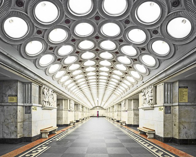 Chùm ảnh: Ngắm nhìn vẻ đẹp nguy nga như cung điện dưới lòng đất của các ga tàu điện ngầm ở Nga - Ảnh 3.