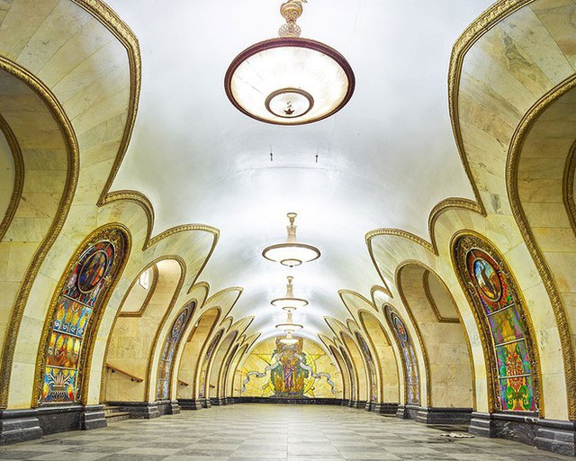 Chùm ảnh: Ngắm nhìn vẻ đẹp nguy nga như cung điện dưới lòng đất của các ga tàu điện ngầm ở Nga - Ảnh 6.