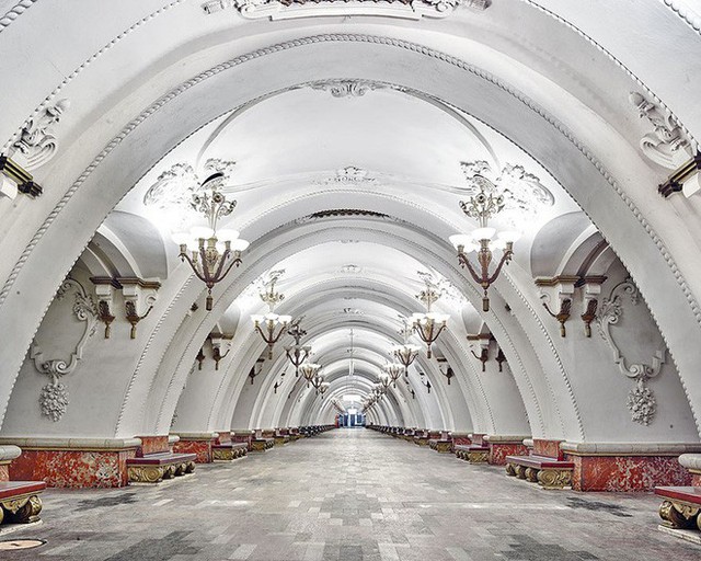 Chùm ảnh: Ngắm nhìn vẻ đẹp nguy nga như cung điện dưới lòng đất của các ga tàu điện ngầm ở Nga - Ảnh 7.