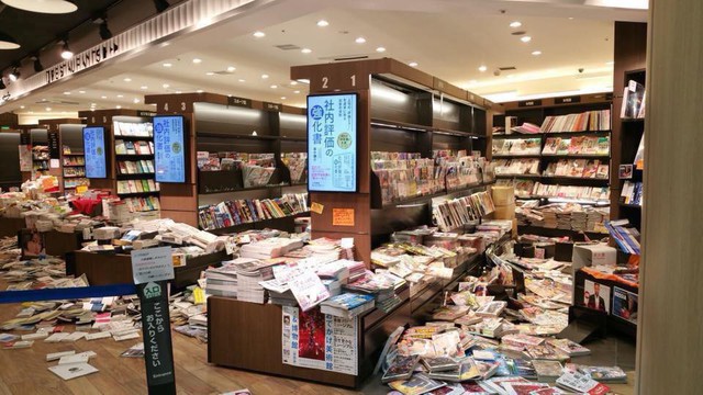 Những hình ảnh kinh hoàng trong vụ động đất khiến 3 người chết và hơn 200 người bị thương ở Osaka, Nhật Bản - Ảnh 10.