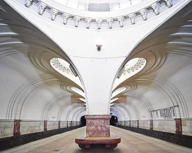 Chùm ảnh: Ngắm nhìn vẻ đẹp nguy nga như cung điện dưới lòng đất của các ga tàu điện ngầm ở Nga - Ảnh 9.
