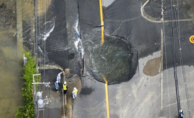 Những hình ảnh về trận động đất 6,1 độ richter ở Nhật Bản - Ảnh 1.