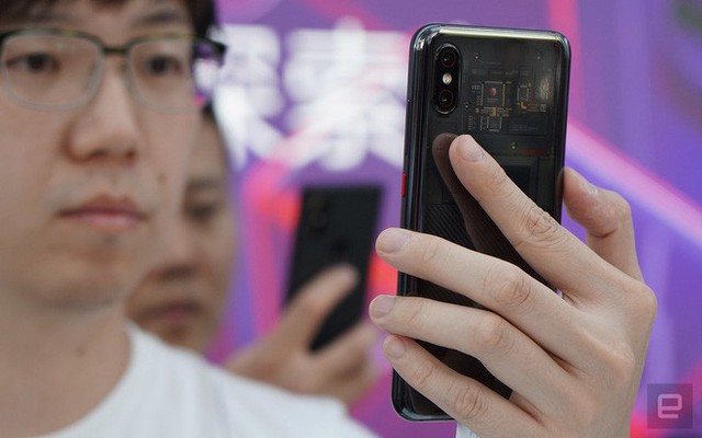 Hình ảnh cận cảnh Xiaomi Mi 8 Explorer, mặt lưng trong suốt hay nhãn dán? - Ảnh 5.