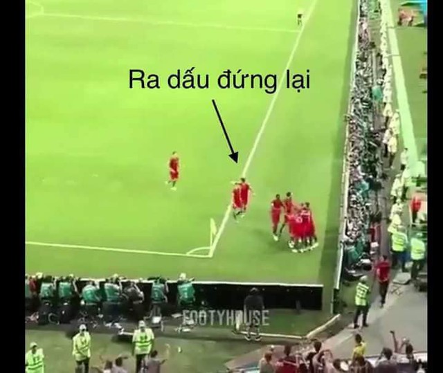 Lý giải về cầu thủ Anh bị bắt đứng trông sân không được ra ăn mừng - Nếu tất cả cùng chạy ra, Tunisia sẽ được tấn công và ghi bàn luôn trong phút cuối - Ảnh 1.