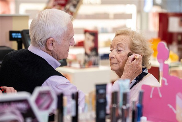 Biết vợ mình sắp mất hẳn thị lực, cụ ông 83 tuổi đi học trang điểm để thành chuyên gia make-up riêng của bà - Ảnh 3.