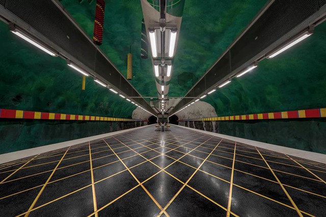 Bên trong những ga tàu điện ngầm đẹp hơn cả triển lãm nghệ thuật tại Thụy Điển - Ảnh 16.