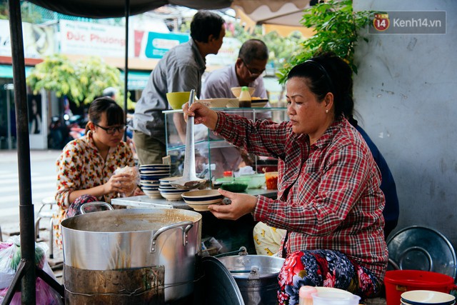Quán cháo hào sảng giá 5.000 đồng/ tô của cô Tư Sài Gòn: Nhà Tư không nợ nần gì, bán vầy là sống thoải mái rồi! - Ảnh 3. Quán cháo hào sảng giá 5.000 đồng/ tô của cô Tư Sài Gòn: Nhà Tư không nợ nần gì, bán vầy là sống thoải mái rồi! - Ảnh 3.