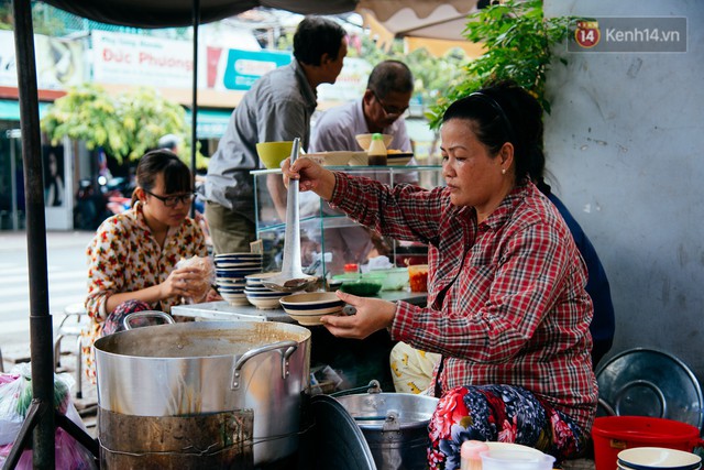 Quán cháo hào sảng giá 5.000 đồng/ tô của cô Tư Sài Gòn: Nhà Tư không nợ nần gì, bán vầy là sống thoải mái rồi! - Ảnh 3.