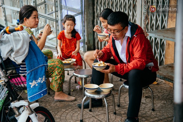 Quán cháo hào sảng giá 5.000 đồng/ tô của cô Tư Sài Gòn: Nhà Tư không nợ nần gì, bán vầy là sống thoải mái rồi! - Ảnh 4.